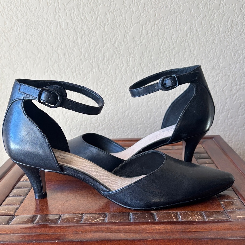 Clarks Linvale Edyth Black Pump with  Ankle Strap and Kitten Heels, size 7.5 - Picture 3 of 9